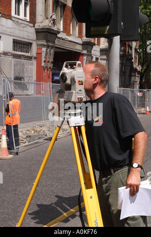 Landvermesser mit einem Theodolit für eine Straße in London England UK GB Stockfoto