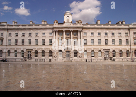 Somerset House in London Landschaft mit Brunnen England UK GB Großbritannien United Kingdom Stockfoto