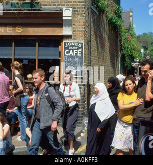 Einem ereignisreichen Sonntag Morgen mit multikulturellen Masse von Menschen zu Fuß hinter einem Cafe Columbia Road Blumenmarkt in Shoreditch East London UK KATHY DEWITT Stockfoto