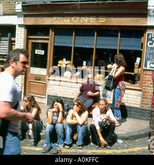 Menschen außerhalb Jones Dairy Cafe in der Nähe von Columbia Road Flower Market, Shoreditch, Tower Hamlets, London, England, UK KATHY DEWITT Stockfoto