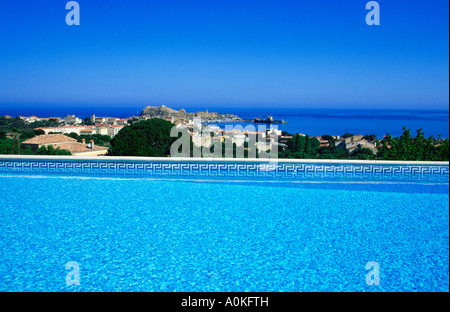 türkisfarbene Wasser im Swimmingpool des Hotels. l ' Ile Rousse, Balagne, Korsika, Frankreich Stockfoto