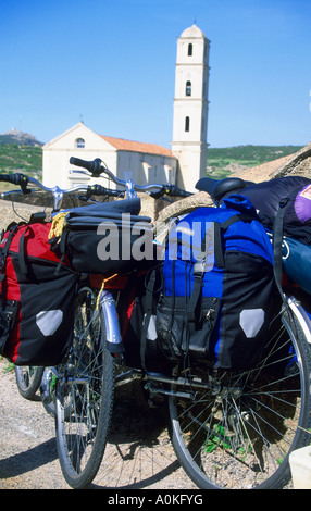 Fahrräder mit Satteltaschen vor der Kirche in historischen alten Stadt Antonino, Balagne, Korsika, Frankreich Stockfoto