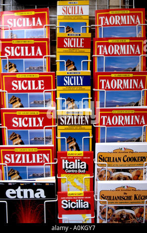 Reiseführer für Verkauf in einem Buchladen in Sizilien Italien Stockfoto