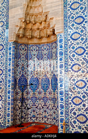 Innenwand, Fayencen aus Iznik Fliesen und Decke der Rustem Pasa Moschee, Istanbul, Türkei. DSC 7091 Stockfoto