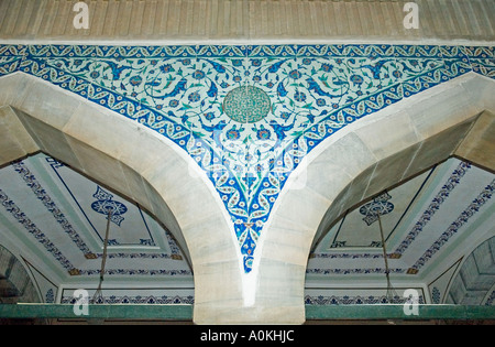 Innenwand, Fayencen aus Iznik Fliesen und Decke der Rustem Pasa Moschee, Istanbul, Türkei. DSC 7093 Stockfoto