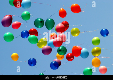 Festliche bunten Ballons am blauen Himmel Stockfoto