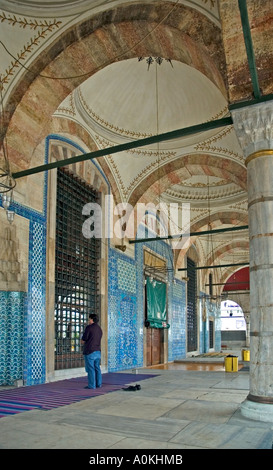 Außenwand, Fayencen aus Iznik Fliesen und Decke der Rustem Pasa Moschee, Istanbul, Türkei. DSC 7102 Stockfoto