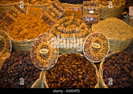 Frische Datteln, getrockneten Aprikosen und Feigen, Lust auf Verpackung, auf dem ägyptischen Basar, Misir Carsisi, Istanbul, Türkei. DSC 7117 Stockfoto