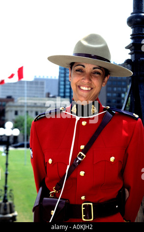 Lächelnden hübschen weiblichen Mountie in Ottawa Kanada Stockfoto