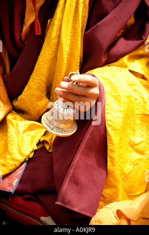 Buddhistischer Mönch der alten Bön Religion Ringe Tempelglocke während der Zeremonie in Nagqu in Nordtibet Stockfoto