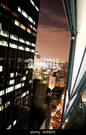 Blick über Manhattan Dächer in Richtung Hudson River vom Hotelfenster in der Nacht genommen Stockfoto