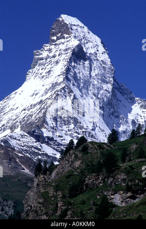 Matterhorn bedeckt mit Schnee, betrachtet aus Zermatt, Schweiz Stockfoto