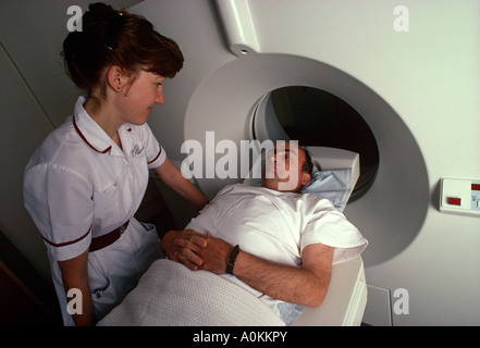 Krankenschwester spricht mit Patienten Eingabe ein MRT in einem Londoner Krankenhaus, UK Stockfoto