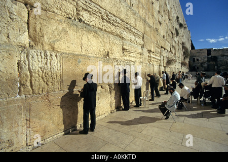 Männer beten in der Klagemauer in der Jerusalemer Altstadt, ein UNESCO-Weltkulturerbe in Israel. Stockfoto