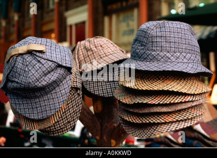 Englische männliche Trachtenhüte auf Markt stall Covent Garden London UK Stockfoto