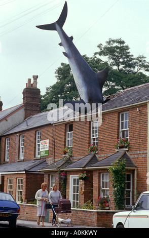 Ein Hai-Skulptur auf dem Dach eines Hauses in neuen High Street, Headington, Oxford, Oxfordshire UK Stockfoto