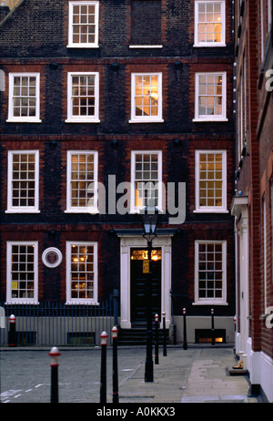 Dr. Johnson House in der Abenddämmerung in der Nähe von Fleet Street City of London UK Stockfoto