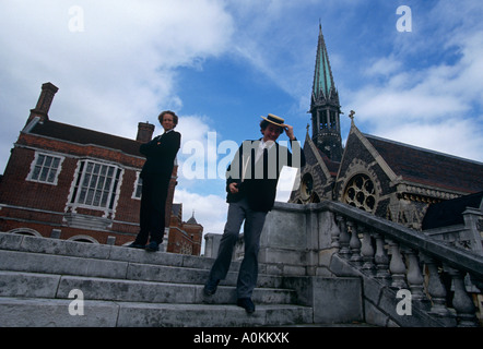 Zwei Schülerinnen und Schüler an der Harrow School in Harrow auf dem Hügel, Middlesex, England Stockfoto