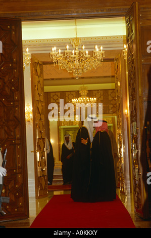 Zwei saudische Männer begrüßen sich mit einem Kuss in der Tür des König Fahds Königspalast in Riyadh, Saudi Arabien Stockfoto