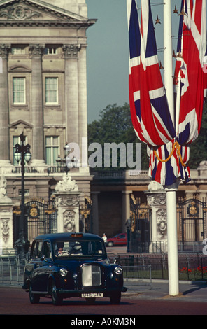 London Taxi Taxi fährt über The Mall in London vorbei an Buckingham Palace Stockfoto