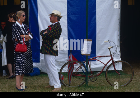 Ein Mann und eine Frau trägt Ruder Club Blazer im Chat vor dem Bootshaus am Henley Royal Regatta, Oxfordshire UK Stockfoto