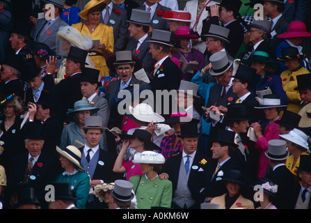 Das Publikum im königlichen Gehege beobachten die Pferderennen Royal Ascot Tagung Ascot Berkshire England Stockfoto