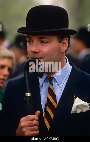 Bowler dumme junge Kavallerieoffiziere in London Stockfoto