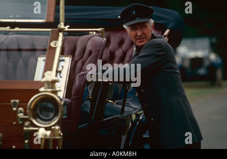 Ein Chauffeur alten Rolls-Royce mit Louis Vuitton Classic Concours d ' Elegance in Stowe in England Gefahren Stockfoto