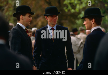 Bowler dumme junge Kavallerieoffiziere in London Stockfoto