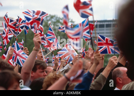 Flagge winken die Queens Goldene Jubiläumsfeier im Juni 2002 außerhalb Buckingham Palace London UK Stockfoto