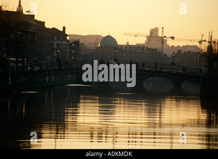 Die Hapenny-Brücke über den Fluss Liffey in Dublin, Irland Stockfoto