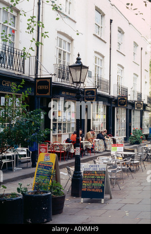 Geschäfte und Cafés in Woburn Place in Bloomsbury, London UK Stockfoto