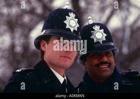 Zwei Offiziere der Metropolitan Police an einem Wintertag in London, England Stockfoto