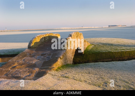 Die Swilcan, oder Swilken Bridge, eine berühmte kleine Steinbrücke auf dem Golfplatz von St Andrews Links. The Royal and Ancient Golf Club of St Andrews, Schottland. Stockfoto