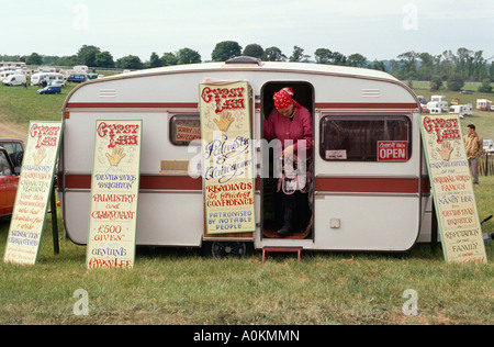 Gypsy Lee, eine Roma-Wahrsagerin in ihrem Wohnwagen auf Epsom Downs am Derby-Tag in Epsom, Surrey UK Stockfoto