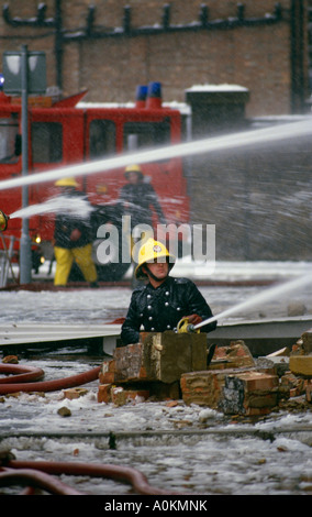 Feuerwehr begießen ein Fabrik-Feuer in Colindale, Nord-London-UK Stockfoto