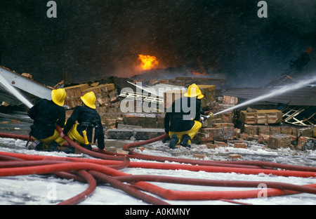 Feuerwehr begießen ein Fabrik-Feuer in Colindale, Nord-London-UK Stockfoto