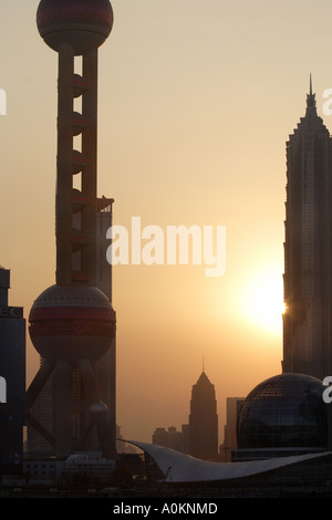 Oriental Pearl Tower und umliegenden Wolkenkratzer auf dem Bund in Shanghai, China Stockfoto