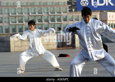 Morgen Tai Chi neben dem Bund in Shanghai, China Stockfoto