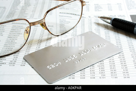 Kreditkarte, Gläser und Stift über Finanzbericht Stockfoto