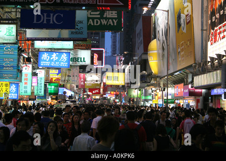 Meer von Menschen jeden Abend außerhalb Läden, Geschäfte und Restaurants in Mong Kok, Hong Kong SAR Stockfoto