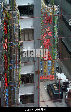 Straßenszene Reflexion von einem Glasbau, Central District, Hong Kong Stockfoto