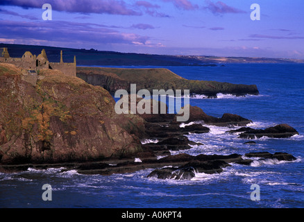 Dunnottar Castle, Stonehaven, Schottland auf Klippen mit Blick auf die Nord-Ost-Küste in der Ferne. Stockfoto