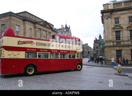 Rote und cremefarbene Edinburgh open Top Tour Doppeldeckerbus auf der royal mile Stockfoto