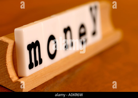 Plastische Buchstaben auf einem Scrabble-Halter Stockfoto