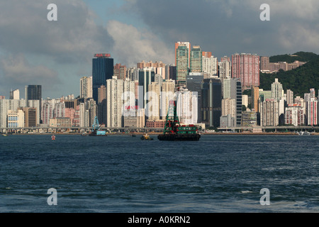 Hong Kong Skyline der Innenstadt vom Wasser aus Stockfoto