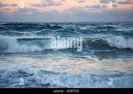 Wilde Brandung am leeren menschenleeren Strand DCSA 0516 Stockfoto