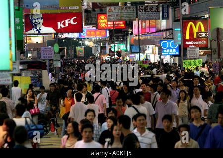 Meer von Menschen jeden Abend außerhalb Läden, Geschäfte und Restaurants in Mong Kok Night Market, Hongkong, China Stockfoto