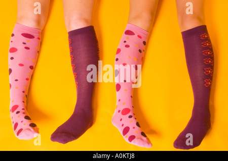 Beine von zwei kaukasischen Teen Mädchen Socken bunte unpassende USA Stockfoto