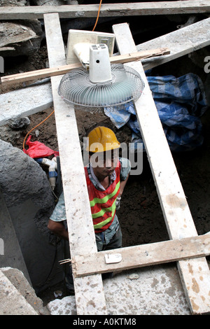 Bauarbeiter arbeitet unter der Erde in Wanchai, Hong Kong Stockfoto